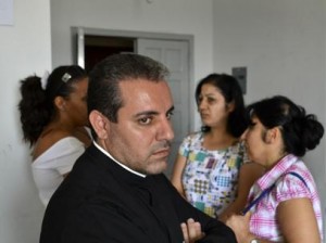 O padre Nader Jbail, cristão ortodoxo nascido em Damasco, usa uma rádio local para confortar os irmãos de fé