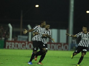 Em cobrança de falta Renato Abreu marcou contra o Internacional Em cobrança de falta Renato Abreu marcou contra o Internacional