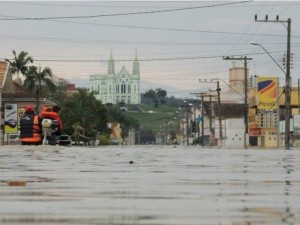 Cidade de Rio do Oeste, no Vale do Itajaí, continua alagada nesta quarta-feira (25) (Foto: Angelo Ronchi/AVN)