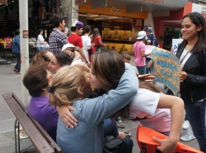 Grupo de adolescentes distribuiu abraços pelo centro de Santa Maria em homenagem às vítimas da Boate Kiss