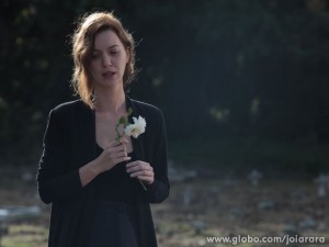 Sílvia vai para enterro de homem misterioso. Quem será que deixou a vilã tão abalada? (Foto: Joia Rara/ TV Globo) Sílvia vai para enterro de homem misterioso. Quem será que deixou a vilã tão abalada? (Foto: Joia Rara/ TV Globo)