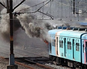 Trem é incendiado depois de quebrar e estações ficarem fechadas no Rio de Janeiro