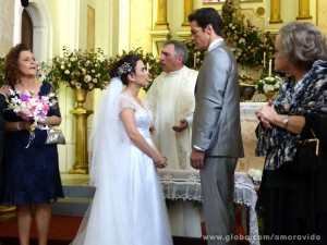 Valdirene é humilhada diante de toda a igreja (Foto: Amor à Vida/ TV Globo) Valdirene é humilhada diante de toda a igreja (Foto: Amor à Vida/ TV Globo)