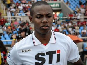 Jogador do São Paulo tem ferimento, sangramento digestivo e fica internado em Curitiba