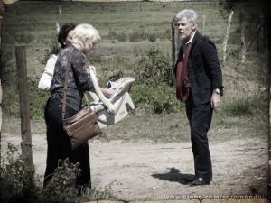 Zico quer ajudá-las mas Zélia discute com o formiguento (Foto: TV Globo/ Saramandaia) Zico quer ajudá-las mas Zélia discute com o formiguento (Foto: TV Globo/ Saramandaia)