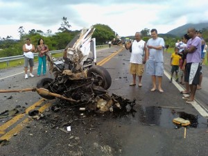 Acidente BR 101 tira a vida de jovem itaperunense - (Foto: Lucas Madureira/G1)
