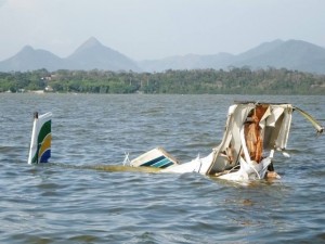 Avião caiu em lagoa de Maricá na tarde desta quinta-feira (21). (Foto: Romário Barros/ Lei Seca Maricá )