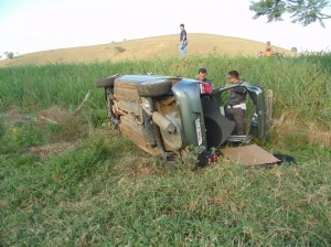 Estudante perde controle de veículo e atinge Caminhonete do Presidente de Cooperativa Estudante perde controle de veículo e atinge Caminhonete do Presidente de Cooperativa