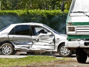 O choque é forte e deixa a médica desacordada (Foto: Fábio Rocha / TV Globo) O choque é forte e deixa a médica desacordada (Foto: Fábio Rocha / TV Globo)