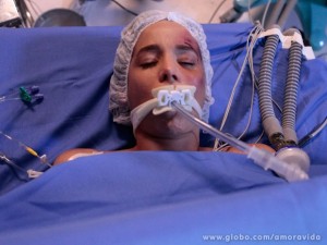 Amarilys está entre a vida e a morte (Foto: Pedro Curi/ TV Globo)