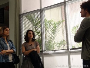 O florista flagra papo e descobre que Amora mandou pichar a Toca do Saci (Foto: Sangue Bom / TV Globo) O florista flagra papo e descobre que Amora mandou pichar a Toca do Saci (Foto: Sangue Bom / TV Globo)