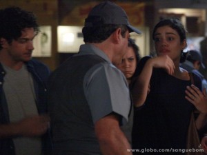 Não tem jeito: Amora pode jurar inocência, que ninguém acredita, tampouco a polícia! A it-girl é levada para a delegacia (Foto: Ellen Soares / TV Globo) Não tem jeito: Amora pode jurar inocência, que ninguém acredita, tampouco a polícia! A it-girl é levada para a delegacia (Foto: Ellen Soares / TV Globo)