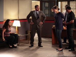 Amora é algemada na frente da rival (Foto: Pedro Curi / TV Globo)