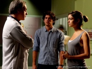 Amora ouve as más notícias do médico (Foto: Sangue Bom / TV Globo)