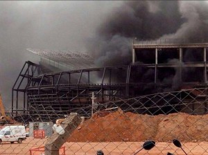 Arena que receberá Copa de 2014 é atingida por incêndio