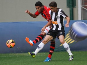 Defesa erra e Flamengo perde para o Atlético-MG em Belo Horizonte Defesa erra e Flamengo perde para o Atlético-MG em Belo Horizonte