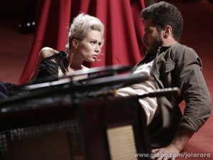 Aurora puxa Davi e acaba derrubando o pracinha da cadeira de rodas (Foto: Fábio Rocha/ TV Globo)