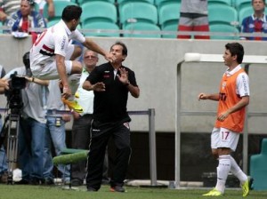 São Paulo vence o Bahia em Salvador e afasta de vez do rebaixamento