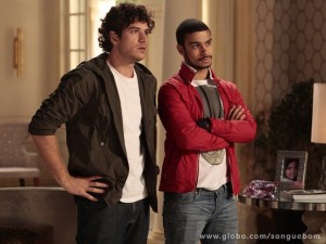 Bento e Jonas contam a novidade a Malu (Foto: Pedro Curi/TV Globo) Bento e Jonas contam a novidade a Malu (Foto: Pedro Curi/TV Globo)