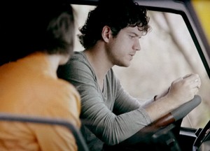 Bento vê as fotos tiradas por Giane (Foto: Sangue Bom / TV Globo) Bento vê as fotos tiradas por Giane (Foto: Sangue Bom / TV Globo)