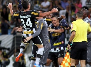 Flamengo sai na frente, vacila e toma virada do Botafogo Flamengo sai na frente, vacila e toma virada do Botafogo