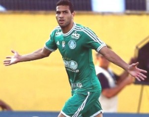 Com um a menos, Palmeiras vence Bragantino e fica com um pé na Série A de 2014