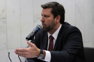 “Defendemos que haja mais médicos, mas também mais recursos, melhor infraestrutura, reajuste na tabela do SUS e plano de carreira para os profissionais”, diz líder.