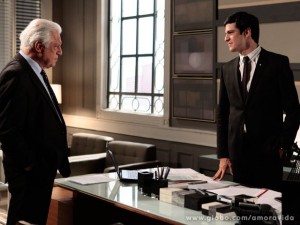 Félix percebe que o pai está se sentindo acuado (Foto: Pedro Curi/TV Globo)