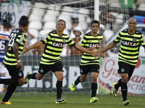 Coritiba vence o líder Cruzeiro, no Couto Pereira
