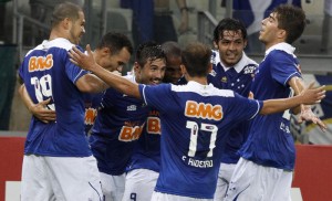 Cruzeiro é líder isolado e goleia a Portuguesa com show de bola no Brasileiro Cruzeiro é líder isolado e goleia a Portuguesa com show de bola no Brasileiro