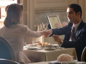 Décio propõe pacto a Hilda (Foto: Fábio Rocha / TV Globo)