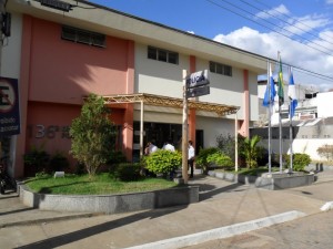 Homem não se conforma com rompimento e faz a namorada refém em Pádua