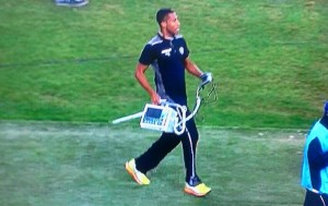 Técnico do Botafogo, Oswaldo de Oliveira, passa mal nos vestiários após derrota para o Grêmio. Foi solicitado até um desfibrilador para a emergência. Técnico do Botafogo, Oswaldo de Oliveira, passa mal nos vestiários após derrota para o Grêmio. Foi solicitado até um desfibrilador para a emergência.
