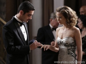 Ernest aproveita festa para anunciar noivado de Décio e Hilda (Foto: Fábio Rocha/ TV Globo)