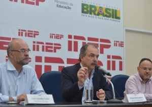 O ministro da Educação, Aloizio Mercadante, e o presidente do Inep, Luiz Claudio da Costa, fazem balanço do segundo dia de provas do Enem