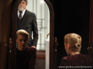 E agora? Ernest pede para Iolanda usar o colar de diamantes em sua festa de aniversário (Foto: Fábio Rocha/ TV Globo)