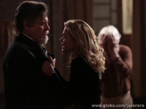 Ernest fica furioso com Iolanda, para desespero de Apolônio (Foto: Felipe Monteiro / Tv Globo)