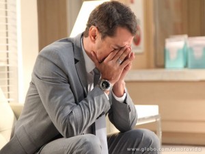 Eron não suporta a ideia de viver sem Amarilys (Foto: Jacson Voguel/TV Globo) Eron não suporta a ideia de viver sem Amarilys (Foto: Jacson Voguel/TV Globo)