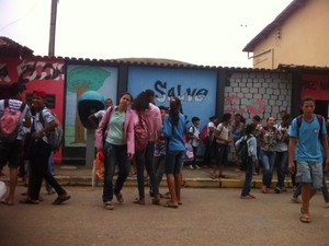 Alunos foram descobertos quando preparavam substância venenosa para colocar em bolo de vice-diretora da escola