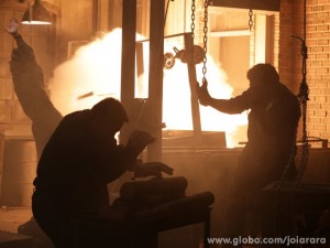 Forno da fundição explode e Toni fica gravemente ferido (Foto: Fábio Rocha/ TV Globo)