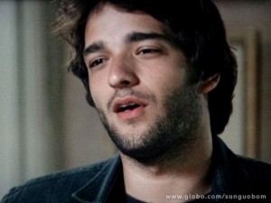 Fabinho não leva em conta o que Amora diz (Foto: Sangue Bom / TV Globo)