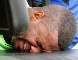 Felipe sofre lesão no joelho e abandona treino do Flamengo chorando