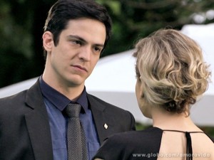 Félix se joga novamente na relação com Edith (Foto: Amor à Vida/TV Globo) Félix se joga novamente na relação com Edith (Foto: Amor à Vida/TV Globo)