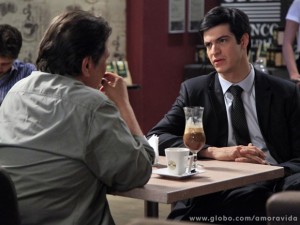 Félix procura Atílio para oferecer emprego (Foto: Ellen Soares / TV Globo) Félix procura Atílio para oferecer emprego (Foto: Ellen Soares / TV Globo)