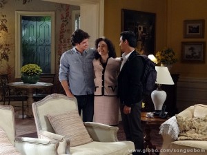 A socialite se emociona com os dois netos (Foto: Sangue Bom/ TV Globo)