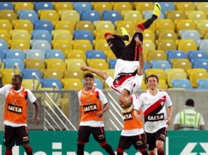 Vitória-BA bate o Fluminense, no Maracanã, com menos um jogador
