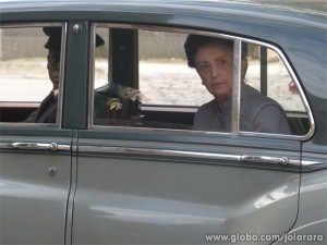 Gertrude segue Iolanda até a loja de penhor e vê colar de diamantes na vitrine (Foto: Fábio Rocha/ TV Globo)