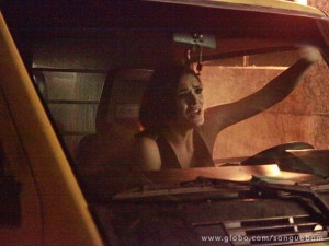 Giane sufoca dentro da van (Foto: Ellen Soares/TV Globo)