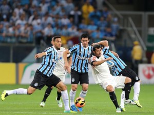 Pato perde pênalti e Corinthians é eliminado pelo Grêmio no Sul Pato perde pênalti e Corinthians é eliminado pelo Grêmio no Sul