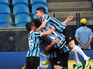 Grêmio vence o Atlético-PR por 1 a 0 e segue no topo da tabela